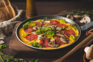 Omelette con salame e funghi